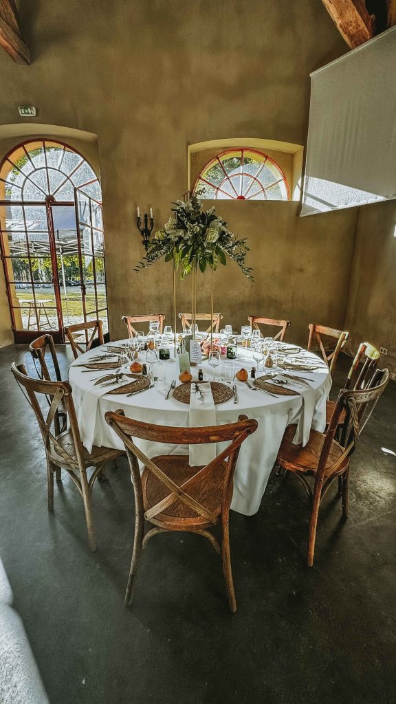 Chateau de cornillon mably roanne 42 42300 dj sono location chaises bois veillit mobilier table nappes